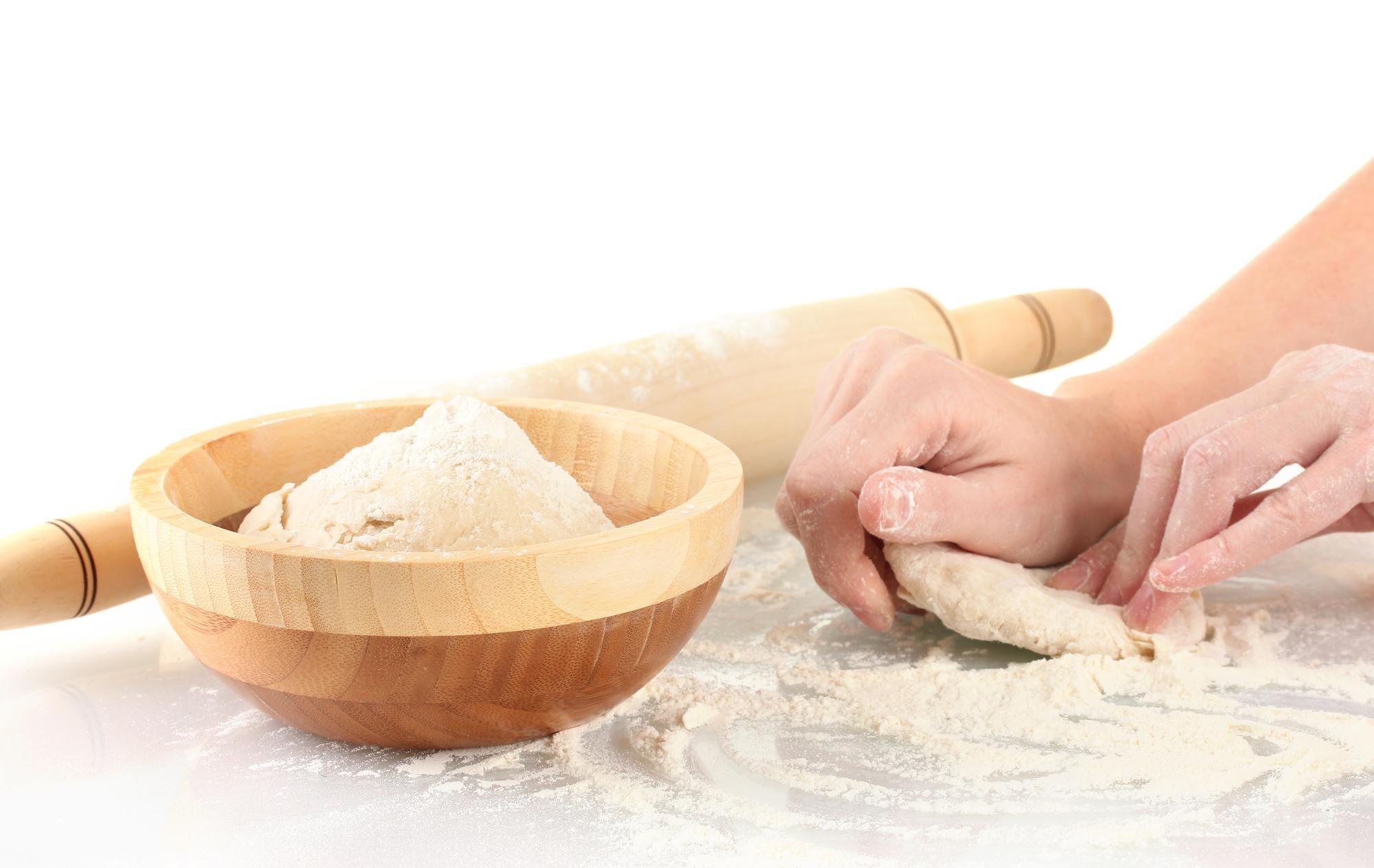 Mani che impastano pane